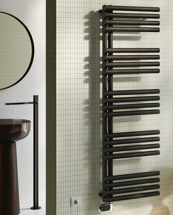 Scaldasalviette elettrico Wi-Fi Cordivari FEDERICA in acciaioì, design moderno con tubi da 38 mm e controllo smart da app.
