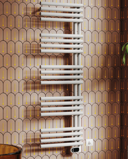 Scaldasalviette elettrico Wi-Fi Cordivari FEDERICA in acciaio, design moderno con tubi da 38 mm e controllo smart da app.