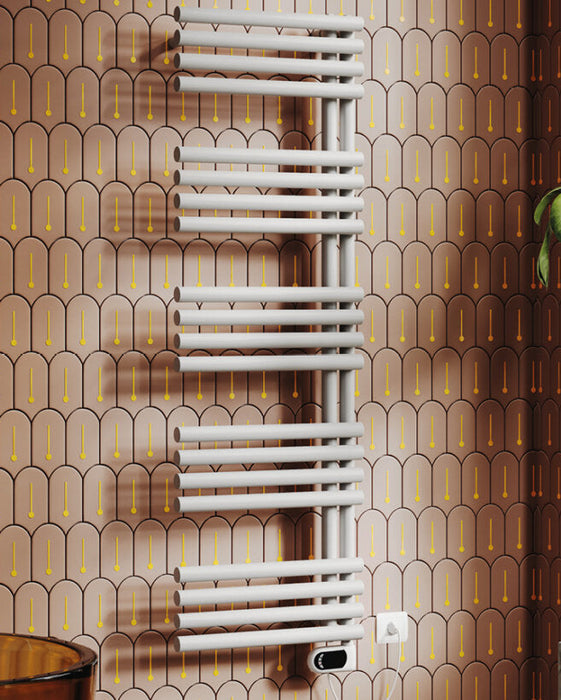 Scaldasalviette elettrico Wi-Fi Cordivari FEDERICA in acciaio, design moderno con tubi da 38 mm e controllo smart da app.