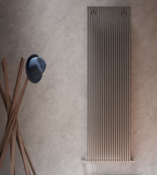 Il radiatore d'arredo GIADA 18 INOX SATINATO VERTICALE sembra essere una scelta ideale per gli ambienti living di design più sofisticati. Il suo design pulito ed essenziale aggiunge un tocco di eleganza agli spazi, mentre la finitura in acciaio inox satinato conferisce un aspetto moderno e raffinato.