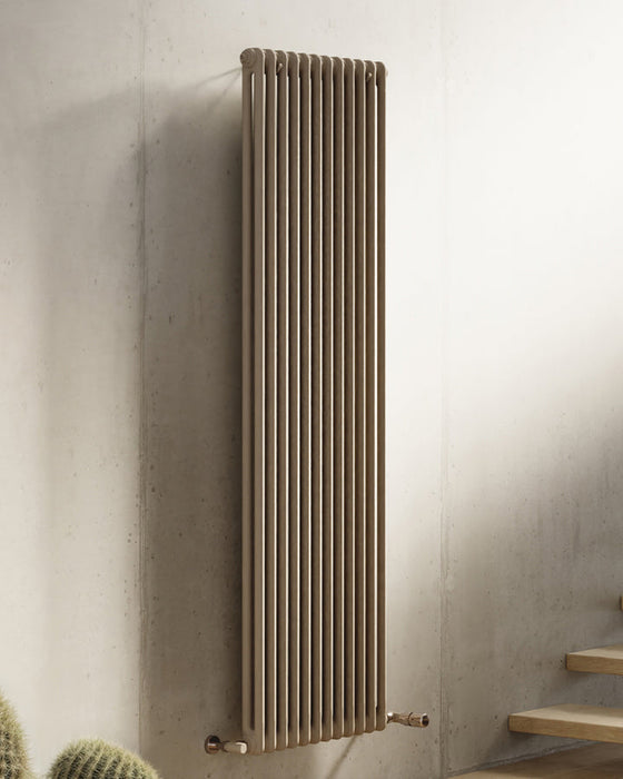 Radiatore tubolare verticale Cordivari Ardesia 2 colonne color sabbia, design moderno in acciaio.