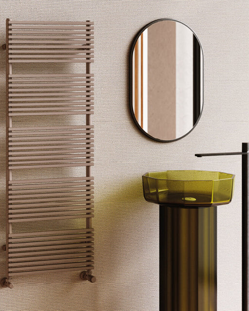 Scaldasalviette Cordivari KATIA VX in acciaio, design moderno ad alta resa termica, disponibile bianco o colorato per ambienti bagno eleganti.
