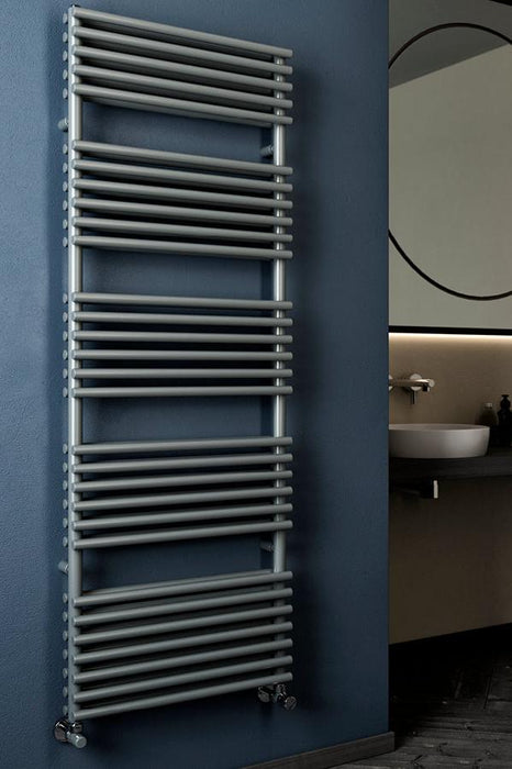 Termoarredo Gloria 22 Plus - Radiatore di design per bagno, ideale per ottimizzare spazi. Scaldasalviette moderno ad alta resa termica, perfetto per riscaldare il bagno senza occupare spazio. Soluzione pratica e di tendenza per ristrutturazioni e progetti di interior design.